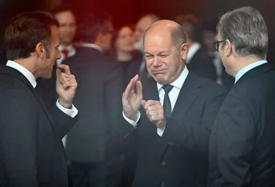 Olaf Scholz (centre)