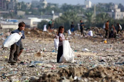 Palestinian children sift through waste at a landfill in Khan Yunis in the southern Gaza Strip, Oct. 15. AFP-Yonhap