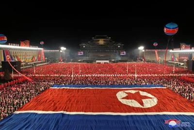 Гигантский национальный флаг Северной Кореи, на площади Ким Ир Сена, во время военного парада в ознаменование 75-летия основания армии Северной Кореи в Пхеньяне, Северная Корея, 8 февраля 2023 года. Фото: Reuters
