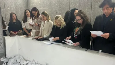 Sara Netanyahu and family members of hostages at Rebbe's grave