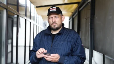 Журналист Игорь Карней и политик Сергей Тихановский вышли на свободу