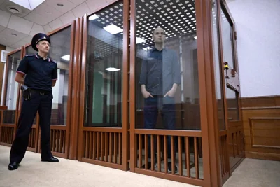 ‘UNJUSTLY’ ACCUSED US journalist Evan Gershkovich, accused of espionage, looks out from inside a glass defendants’ cage prior to a hearing in Yekaterinburg’s Sverdlovsk Regional Court on June 26, 2024. AFP photo