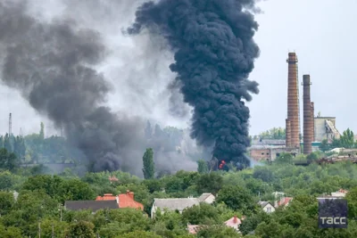 У Луганську потужний пожар – горить завод з технікою