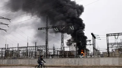 Ілюстративне фото. Чоловік їде на велосипеді повз електропідстанцію в Харкові, яку обстріляли російські війська, 22 березня 2024 року