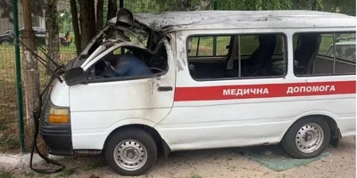 У Херсонській області російський безпілотник атакував авто бригади швидкої допомоги