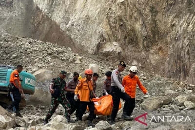 West Java mining landslide kills 10, rescue efforts ongoing