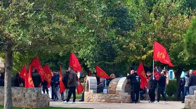 У Греції невідомі з комуністичними прапорами напали на акцію українців