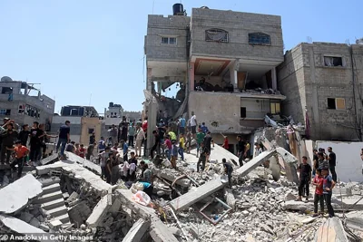Local residents take part in search and rescue operations among the rubbles of destroyed building, belonged to Palestinian al-Afifi family, following the Israeli attacks on the building in Rafah, Gaza on April 29, 2024