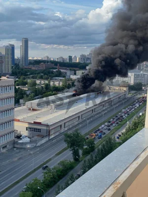 По данным МЧС, на НПО в Екатеринбурге горит крыша цеха с химической продукцией