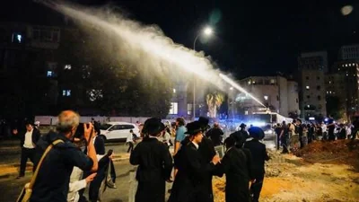 Град камней и горящие мусорки: ортодоксы устроили в Иерусалиме протест против призыва в армию