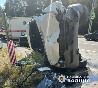 У Києві легковик врізався у маршрутку: один загиблий, 17 постраждалих