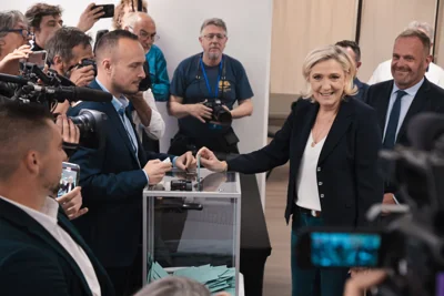 Ле Пен голосує на дільниці (Фото: EPA-EFE/Cuenta Oficial Marine Le Pen)