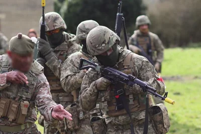 Инструктор Вооруженных сил Великобритании обучают украинских военных на одном из британских полигонов.Фото: facebook/GeneralStaff.ua