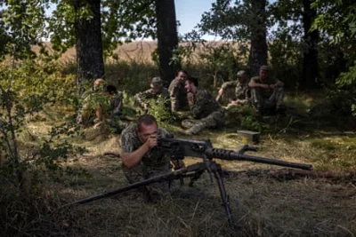 A Ukrainian soldier aims a machine gun