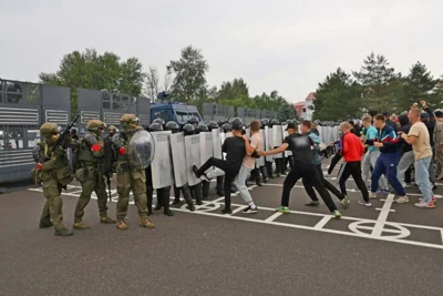 ОМОН и внутренние войска тренировались разгонять протесты. В МВД появились «боевые пловцы»