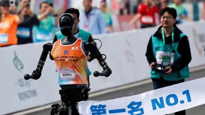 В Китае прошел полумарафон с участием роботов и людей. У людей получилось лучше