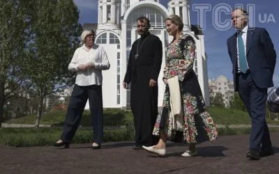 У квітковій сукні та білих туфлях: герцогиня Единбурзька несподівано відвідала Київ, Бучу та Ірпінь