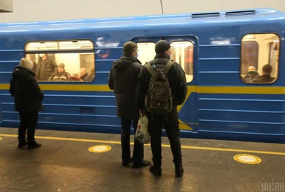 Жінка впала під потяг: у Києві порушено рух на синій гілці метро