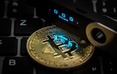 Биткойн снова штурмует рекорды: цена превысила 100 тысяч долларов
