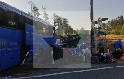 Грузовой поезд протаранил туристический автобус на ж/д переезде в Ленинградской области, государственные СМИ пишут о двух погибших туристах, еще 10 ранены