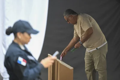 Panama votes in presidential election with eight contenders