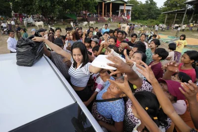 WHAT A RELIEF Flood victims receive relief supplies from a private donor in Myanmar’s capital Naypyitaw on Sept. 15, 2024. AP PHOTO