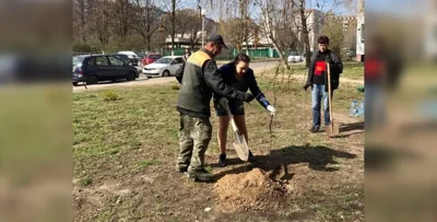 Анна Канопацкая сажает дерево
