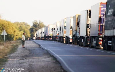 Польша ограничила пропуск украинских грузовиков через границу: в чем дело