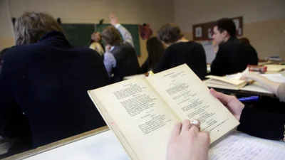 Правительство Латвии утвердило решение о постепенном отказе от русского языка как второго иностранного в школах страны