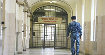 В Екатеринбурге чиновника оштрафовали на 30 тысяч рублей за "дискредитацию" армии РФ. Он выходил на пикет против макета трубы в Судже