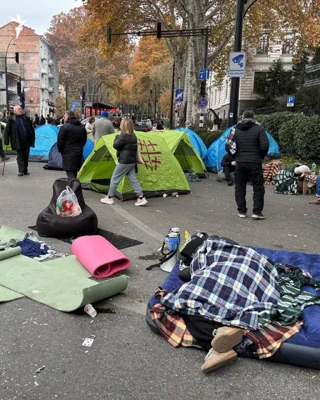 В центре Тбилиси грузинская оппозиция обустроила палаточный городок и построила баррикады