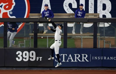 Aaron Judge catches a fly ball at the wall 