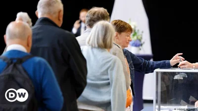 French election: Massive turnout as voting nears end