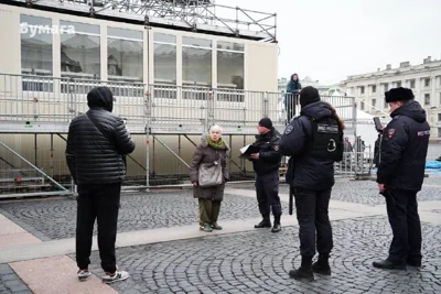 Людмилу Васильеву, вышедшую с антивоенным плакатом, задержали на Дворцовой площади