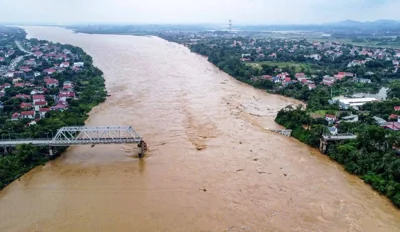 BROKEN BRIDGE Half of the collapsed Phong Chau bridge is seen standing over part of the Red River in Phu Tho province, northern Vietnam, on Sept. 9, 2024, after Super Typhoon Yagi hit the area over the weekend. AFP PHOTO