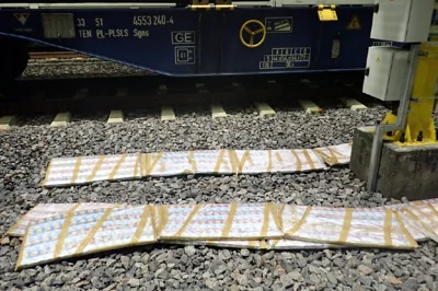 Польские таможенники обнаружили беларусскую контрабанду сигарет в железнодорожных цистернах со смолой