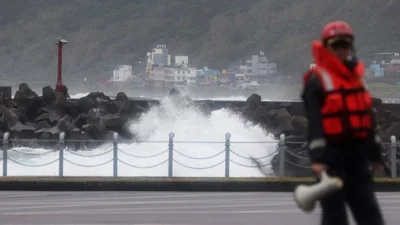 Taiwan shuts down for arrival of strong Typhoon Kong-rey