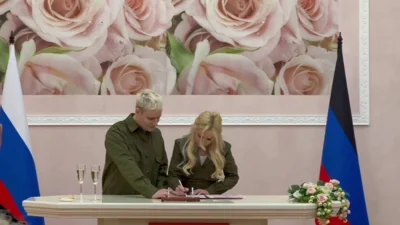 Доносчица Екатерина Мизулина и певец Shaman поженились в аннексированном Донецке. Для музыканта брак стал третьим по счету