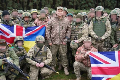 Ukrainian trainees taking part in trench warfare exercise in the UK with General Valerii Zaluzhnyi