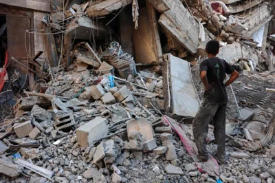 People look for salvageable items in the rubble of a building destroyed during Israeli bombardment in Gaza City's Sheikh Radwan neighborhood, Aug. 11. AFP-Yonhap 