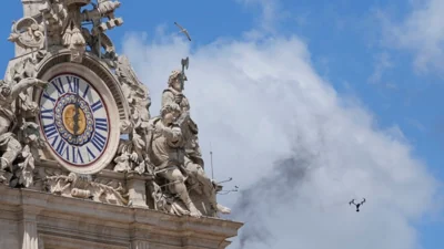 Конклав в Ватикане не смог избрать папу с третьей попытки