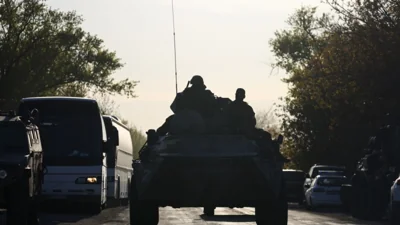 Военный бронетранспортер переехал легковую машину в Махачкале. Водитель погиб