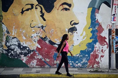 Мурас с портретами Уго Чавеса и Николаса Мадуро в Каракасе, Венесуэла. Фото: REUTERS/Maxwell Briceno