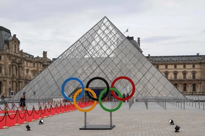 A view shows Olympic Rings set by the Pyramide du Louvre, designed by Chines-US architect Ieoh Ming Pei, within a gala dinner hosted by the International Olympic Committee (IOC) and the French Presidency at the Louvre Museum in Paris, on the eve of the opening ceremony of the Paris 2024 Olympic Games, on July 25, 2024. AFP PHOTO