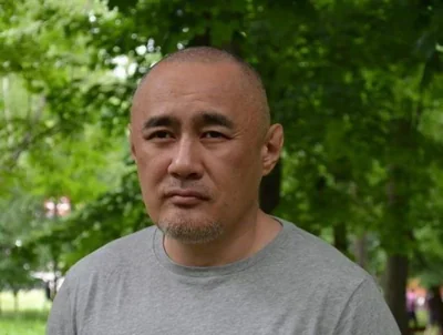 "Чуда не произошло": после покушения умер казахский журналист Айдос Садыков
