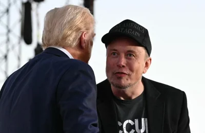  Tesla CEO Elon Musk, right, joins former U.S. President and Republican presidential candidate Donald Trump during a campaign rally at site of his first assassination attempt in Butler, Penn., Oct. 5. AFP-Yonhap