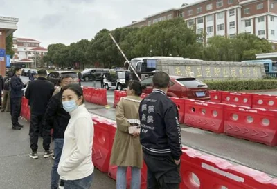 LAMENTABLE Guardians gather in front of the Wuxi Vocational Institute of Arts and Technology in Yixing, eastern Chinese city of Wuxi, Nov. 17, 2024. AP PHOTO