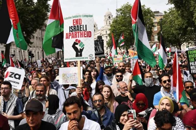 Protesters march in London during the 'National March for Gaza', calling to 'end the genocide', 'stop arming Israel' and 'no Middle East war', Aug. 3. AFP-Yonhap 