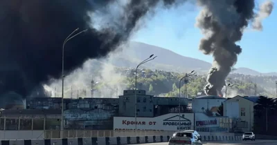 В Туапсе после атаки дронов вновь загорелся на днях потушенный НПЗ. Жителей близлежащих районов эвакуируют, над городом черный дым