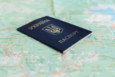 Можно ли отказаться от украинского гражданства из-за границы: юристы дали ответ